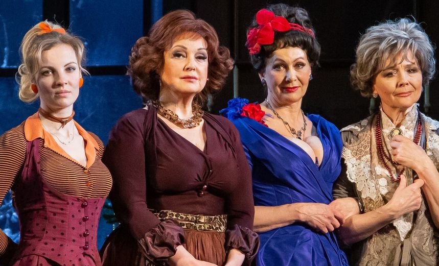 Восемь любящих женщин