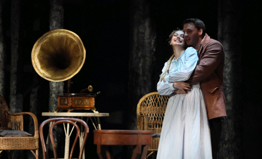 Светит, да не греет